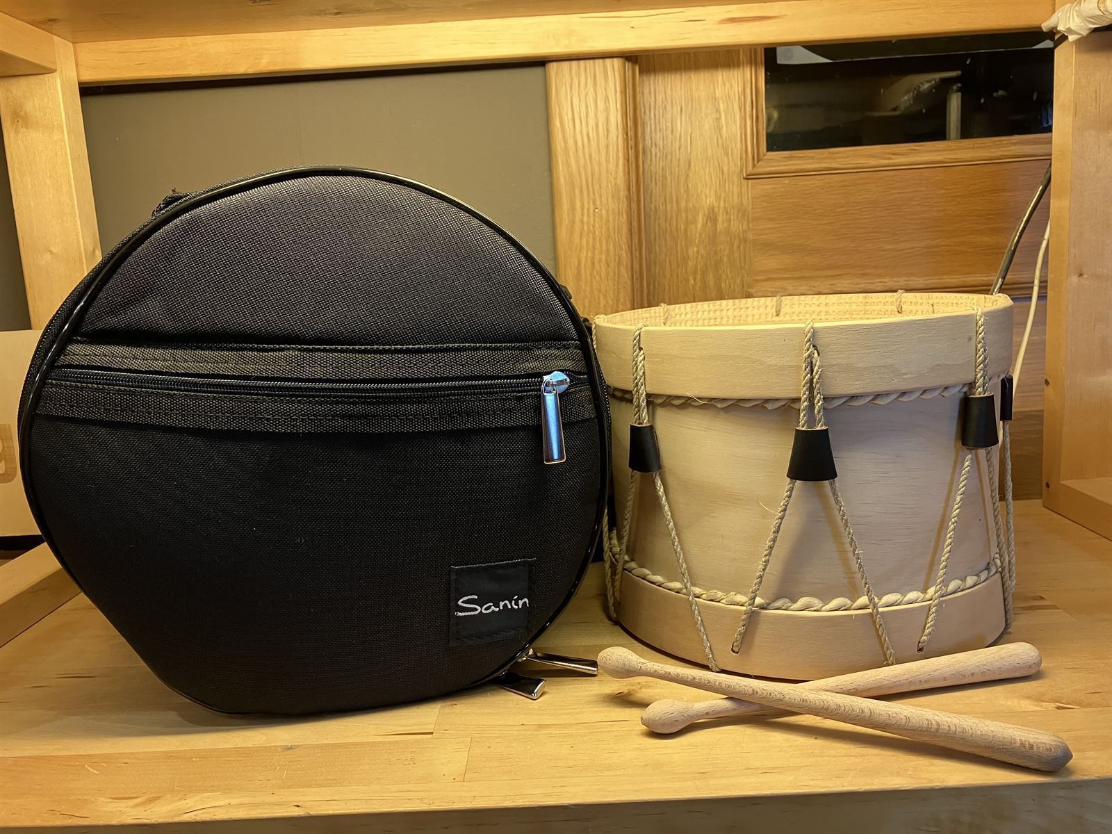 Conxunto tambor natural neno/a + baquetas + funda - Imaxe 1