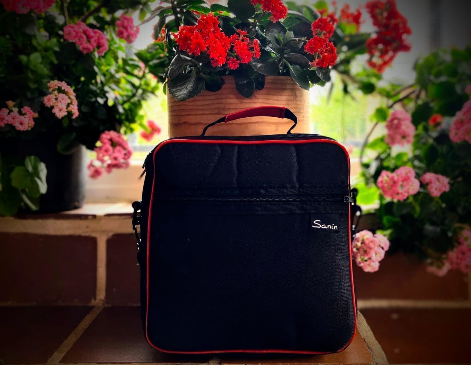 Funda cadrada negra con detalles en vermello para pandeireta - Imaxe 1