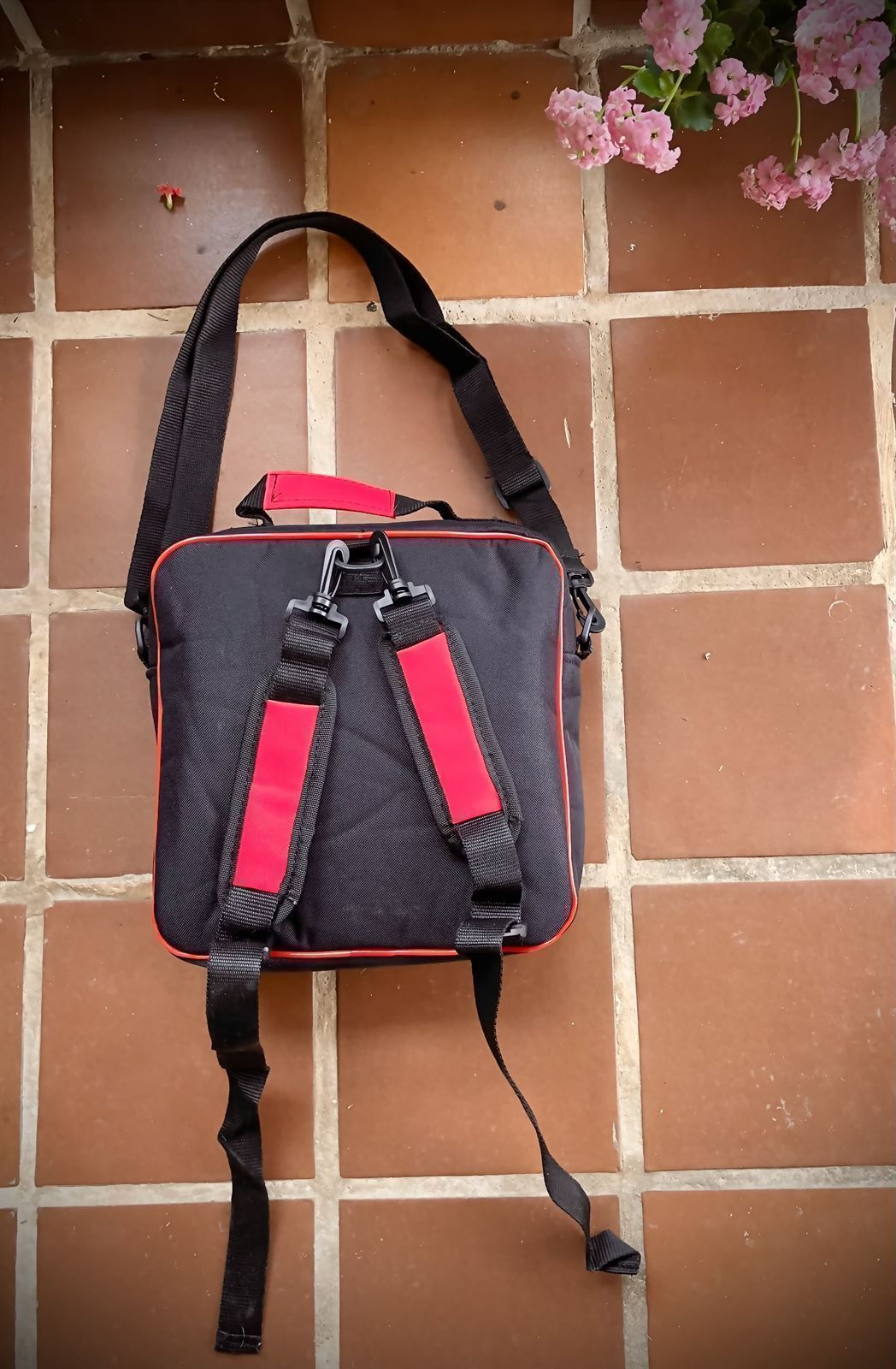 Funda cadrada negra con detalles en vermello para pandeireta - Imaxe 2