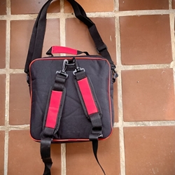 Funda cadrada negra con detalles en vermello para pandeireta - Imaxe 2