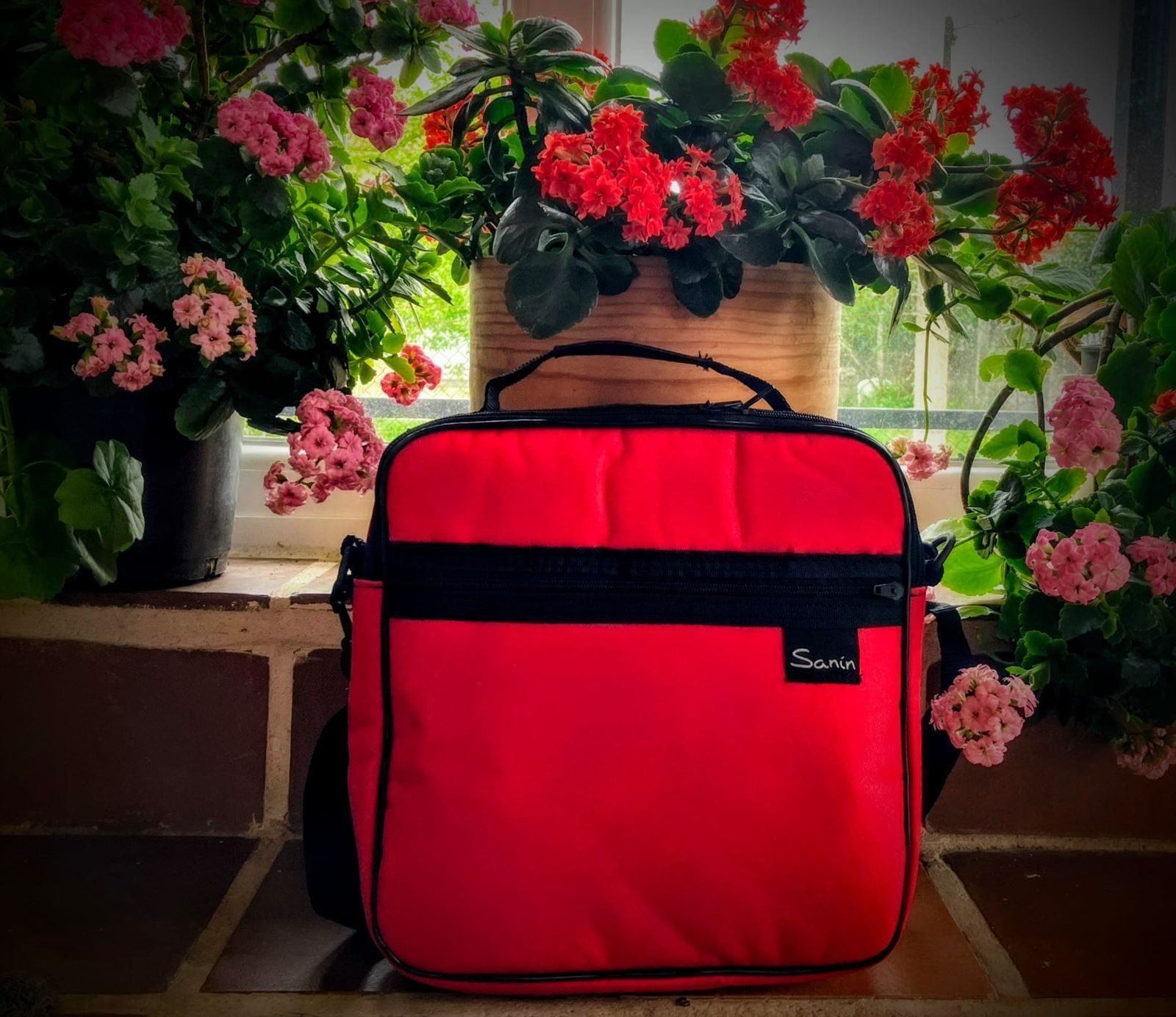 Funda cadrada vermella con detalles en negro para pandeireta - Imaxe 1