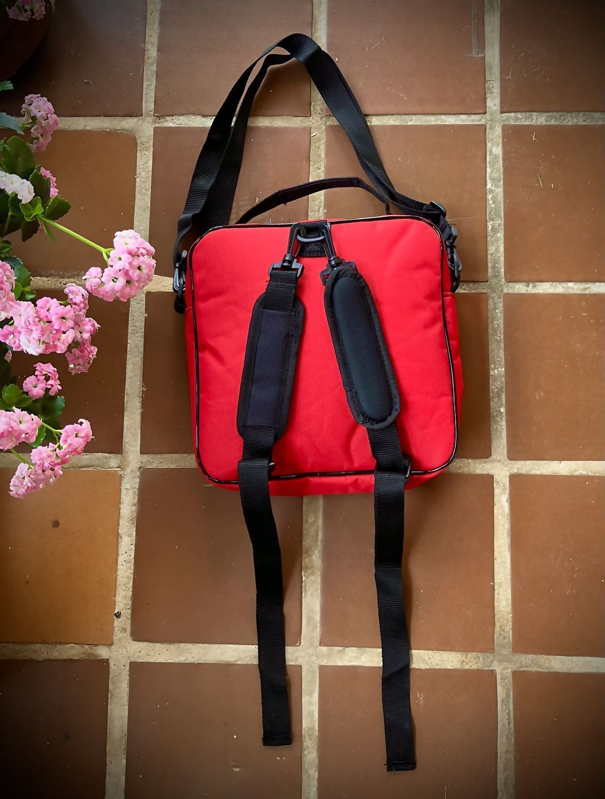 Funda cadrada vermella con detalles en negro para pandeireta - Imaxe 2
