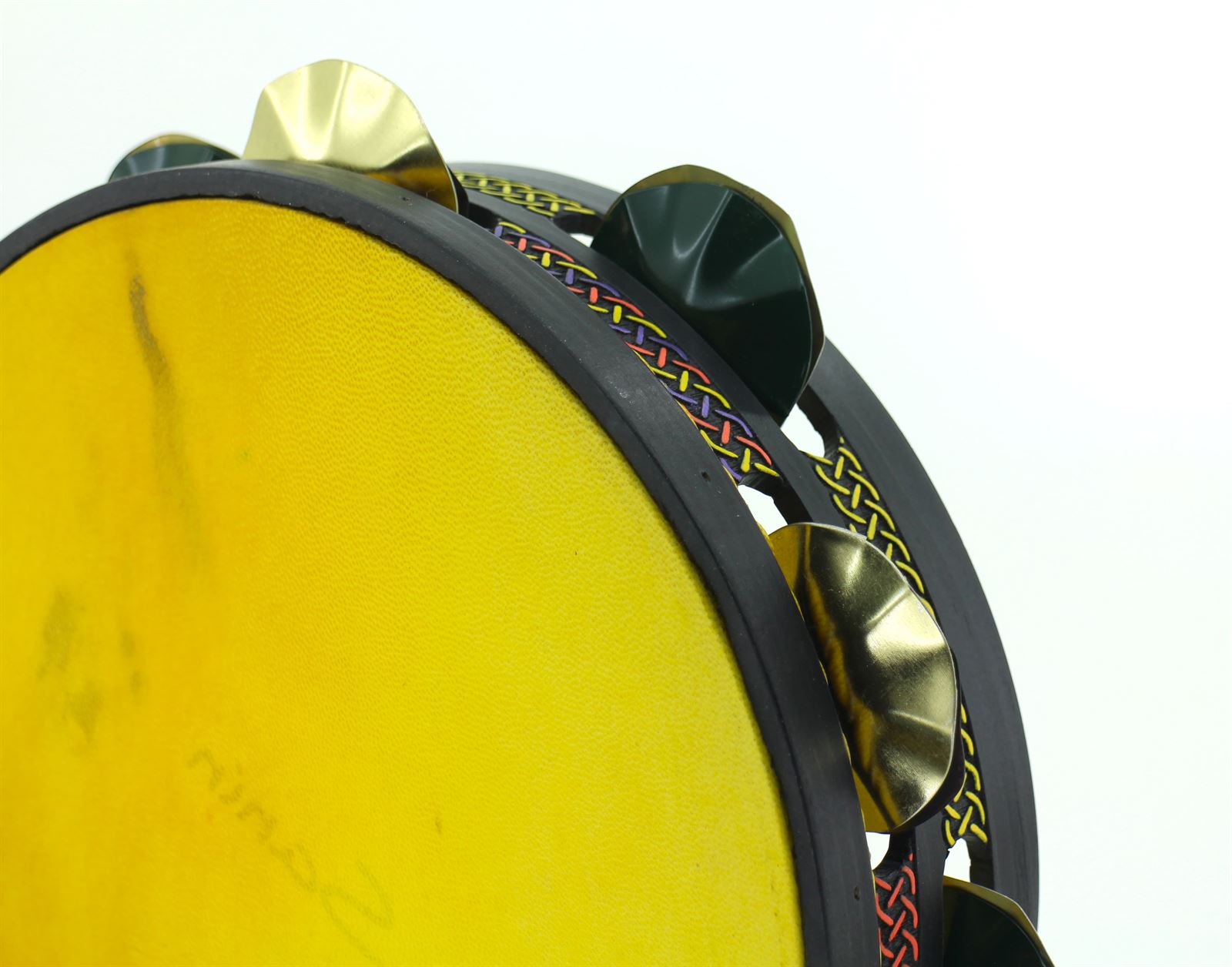 Pandeireta 9 pares negra con trenzado celta de cores, coiro tinguido de amarelo e ferreñas manuais temperadas verdes e ferreñas manuais douradas - Imaxe 1