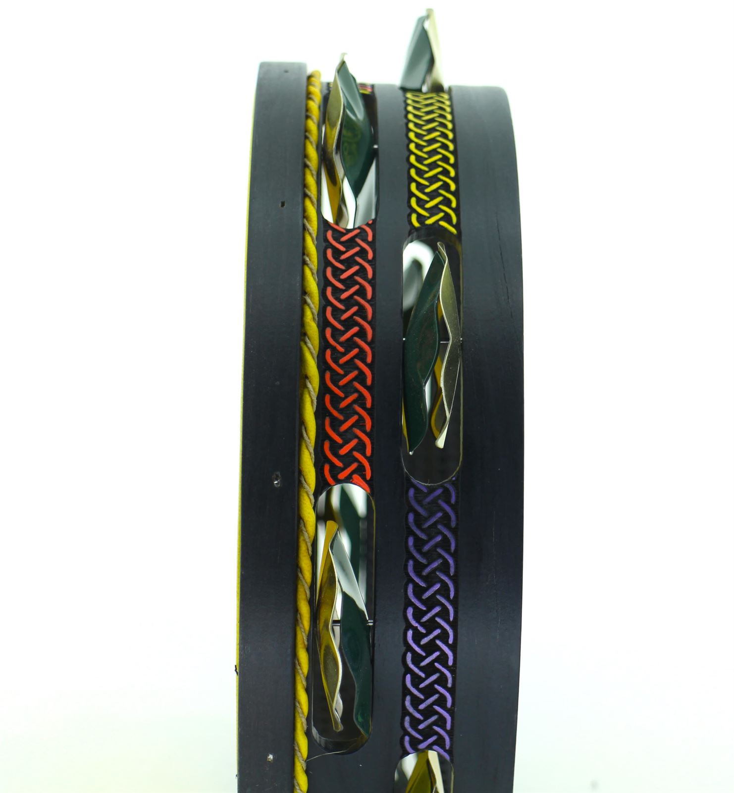 Pandeireta 9 pares negra con trenzado celta de cores, coiro tinguido de amarelo e ferreñas manuais temperadas verdes e ferreñas manuais douradas - Imaxe 2